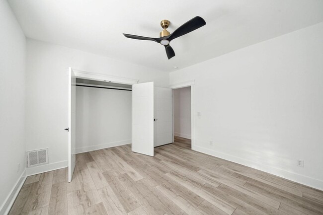 Building Photo - Tastefully Renovated Downtown Charleston Home