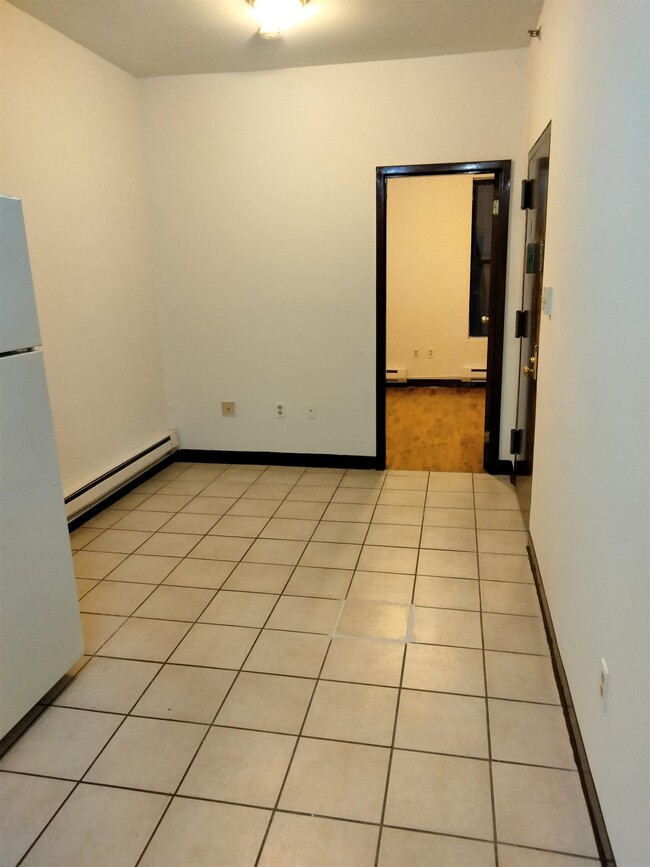 Building Photo - 1409 Grand St