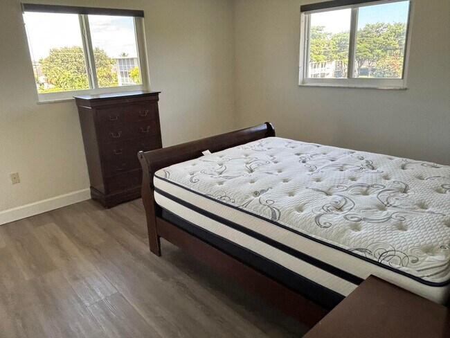 Building Photo - 2668 Garden Dr N