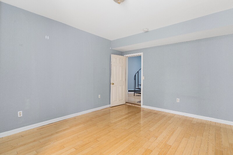 Building Photo - 77 Lloyd Ave