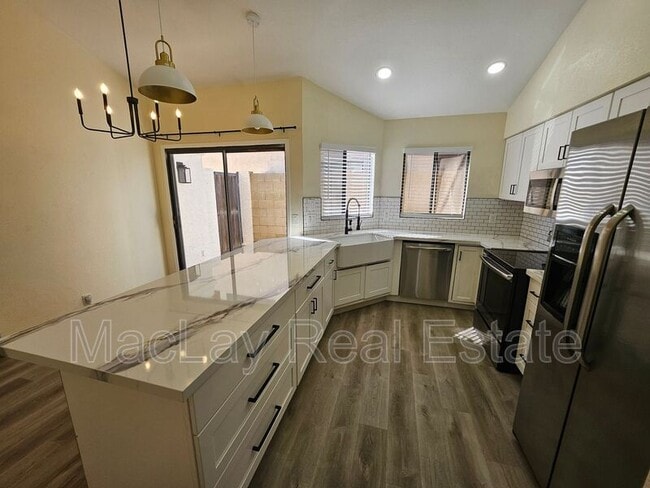 Building Photo - 4024 E Hiddenview Dr