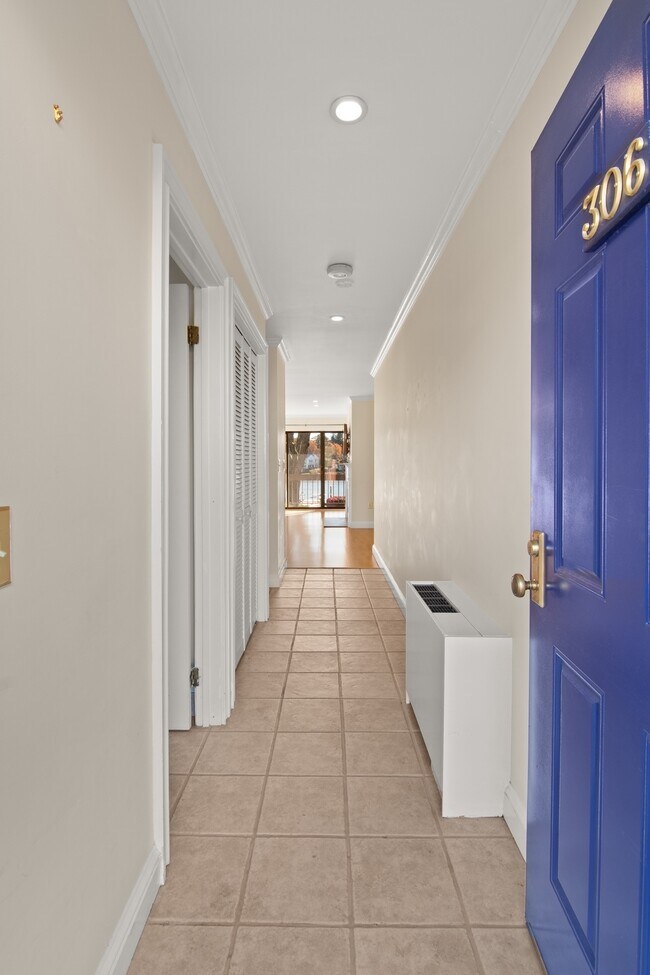 Building Photo - 7 River Rd