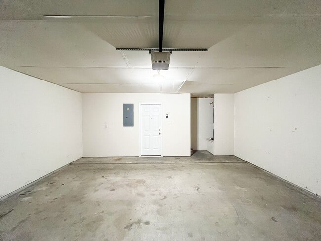 Building Photo - Available NOW!!!! Open floor plan features...