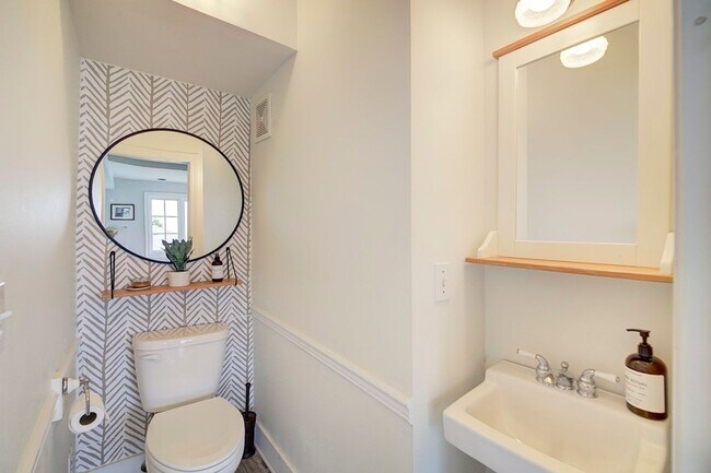 Building Photo - 3 bedroom 2.5 View Property Beach Access  ...