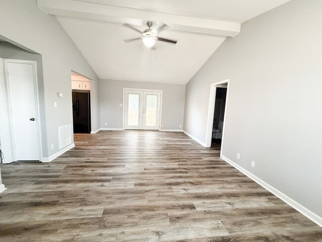 Building Photo - 3 Bedroom 2 Bathroom Home!