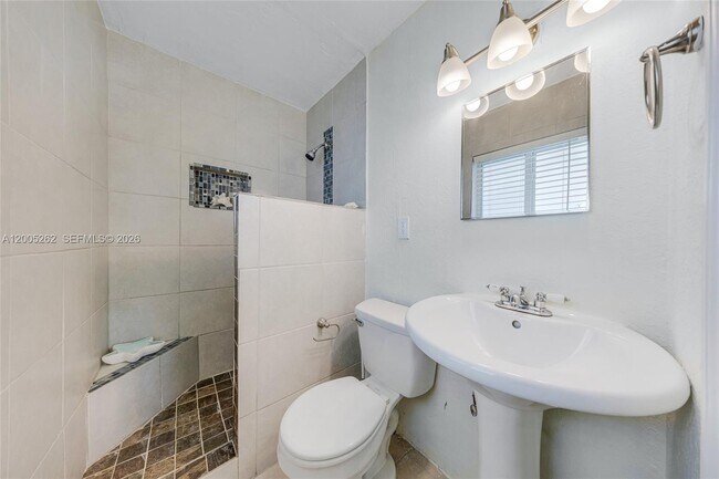 Building Photo - 1320 NE 27th Ave