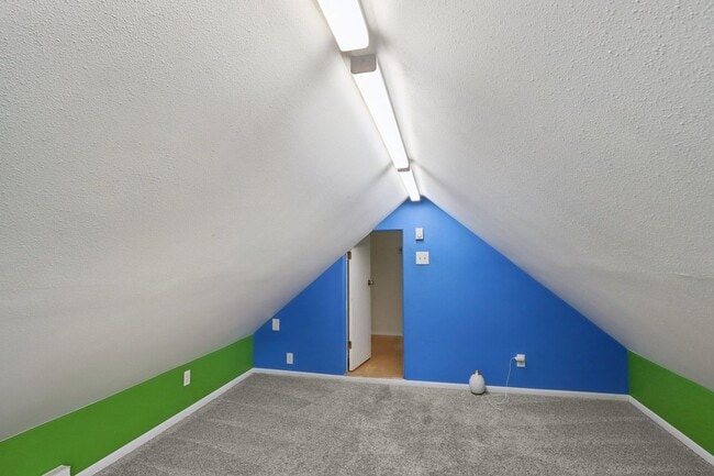 Building Photo - Charming 3-Bedroom Home for Rent in Lake M...
