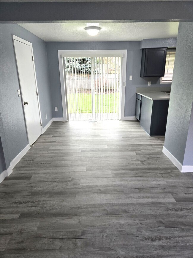 Building Photo - All like NEW Inside ! Great walk & bike scores - Large fenced backyard !