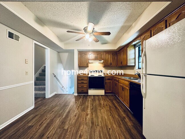 Building Photo - Beautiful Overland Park Home!