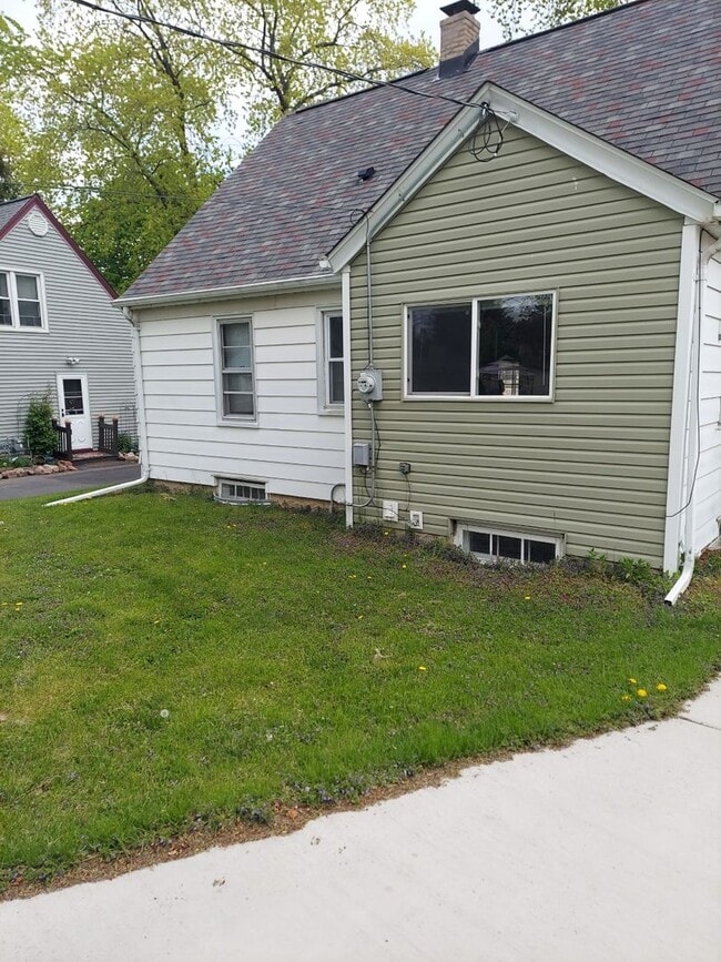 Building Photo - Beautiful Spacious Upgraded 2 Bedroom + De...