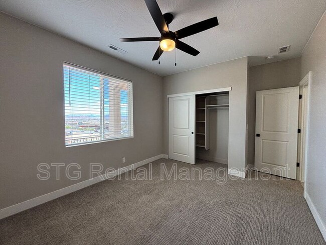Building Photo - 840 Twin Lakes Dr