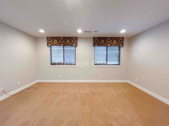 Building Photo - Finished Basement