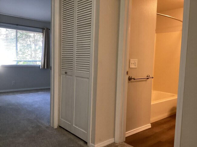 Building Photo - Charming Edmonds Condo with Two Garages and Modern Comforts