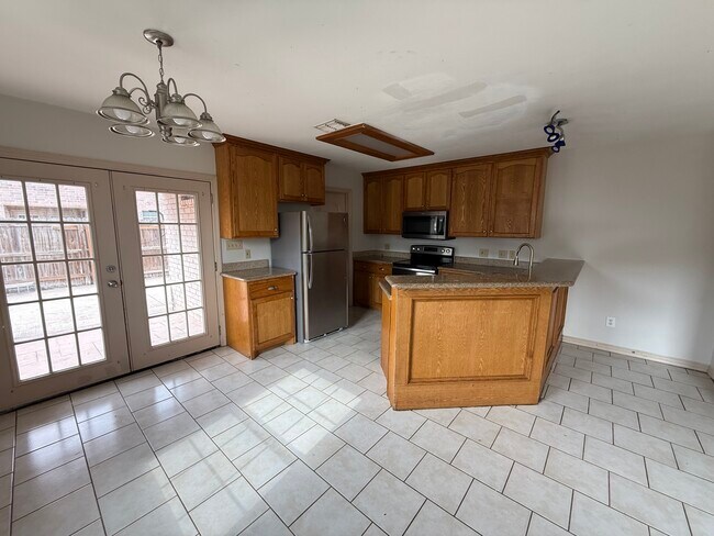 Building Photo - 1502 W Kiwi