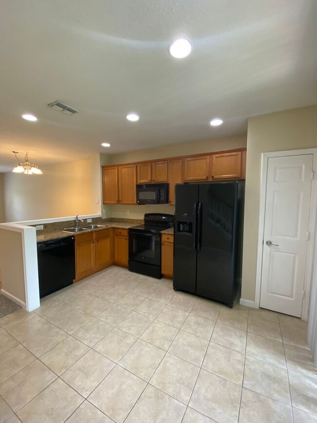 Building Photo - Beautiful 2/2.5 in Desirable Arrowood Community