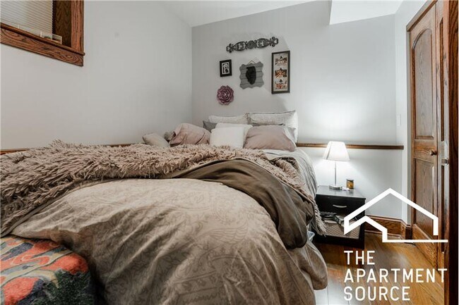 Building Photo - 1019 W Oakdale Ave