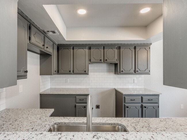 Building Photo - 5933 N Redmond Ave