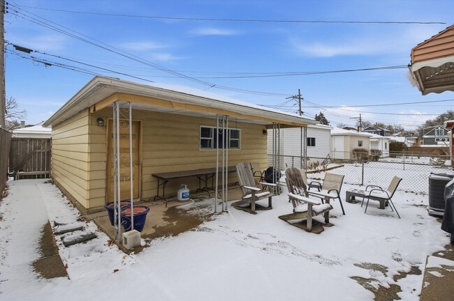 Building Photo - 5363 N Mont Clare Ave