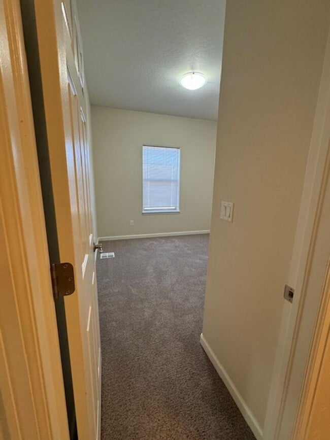 Building Photo - Modern 2-Story Townhome in Prime Mesa Mall Location!