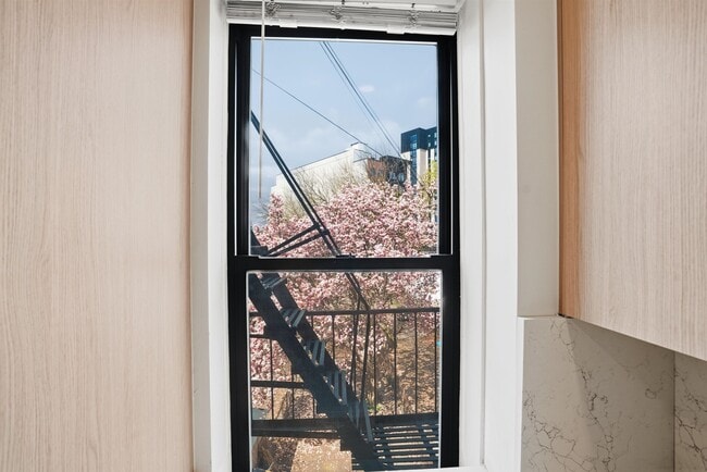 Building Photo - 233 1/2 Summit Ave