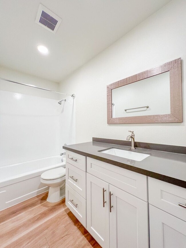 Building Photo - DELL