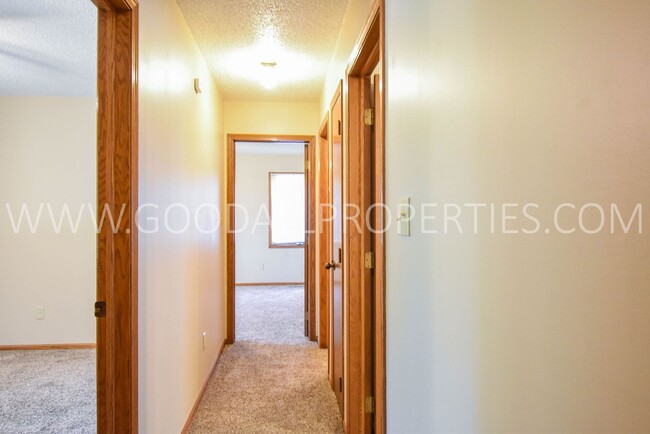 Building Photo - 3 Bedroom West Des Moines Home for Rent