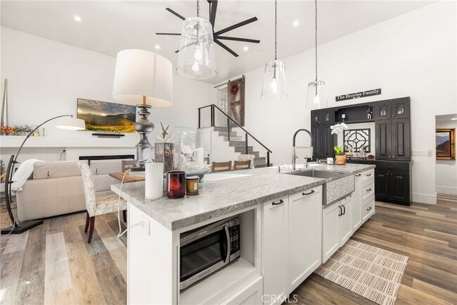 Building Photo - 1720 Vista Del Lago