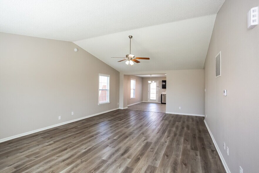 Building Photo - 600 Streamside Dr