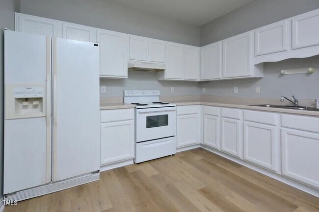 Building Photo - Spacious and Updated!  4 Bedrooms, LVP Flo...