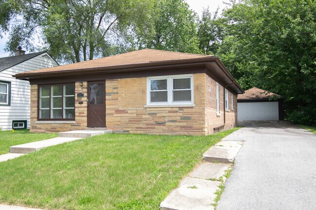 Building Photo - 8837 S Talman Ave