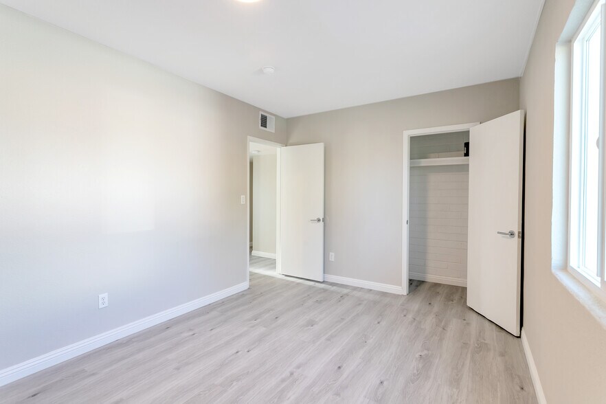 Building Photo - 2036 N 17th Pl