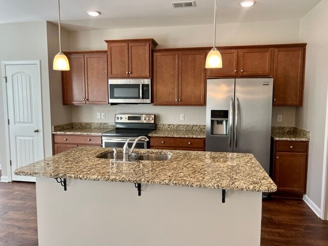 Building Photo - Upscale 3BR 2.5BA Townhome in Blackman!