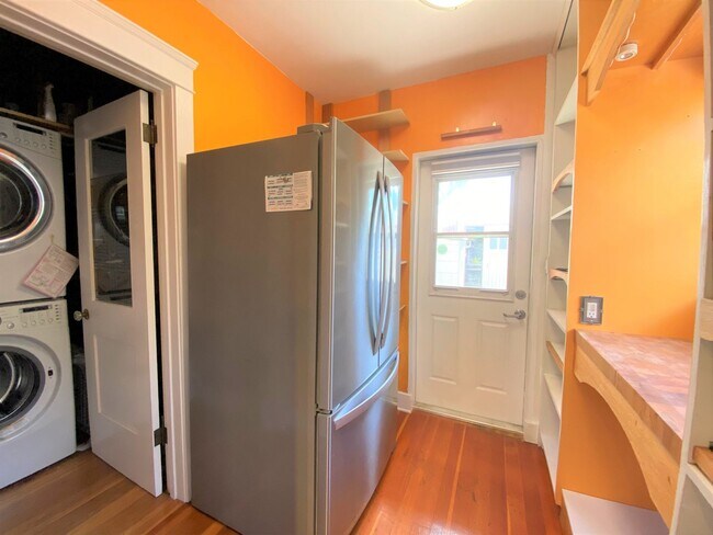 Building Photo - CHARMING! BACKYARD OASIS! REAL HARDWOOD FLOORS! FULL SIZED WASHER/DRYER! OFF OF ADAMS AVE!