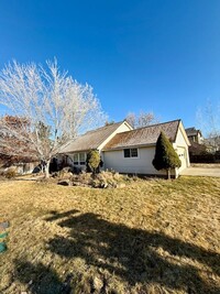 Building Photo - Charming 3 Bedroom home with Backyard Oasis!