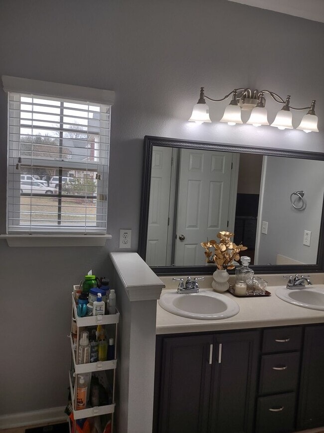 Building Photo - Outstanding FIVE Bedroom Home in Northeast Columbia!
