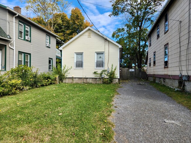 Building Photo - Single Family home | 1 Bed 1 Bath | Off st...