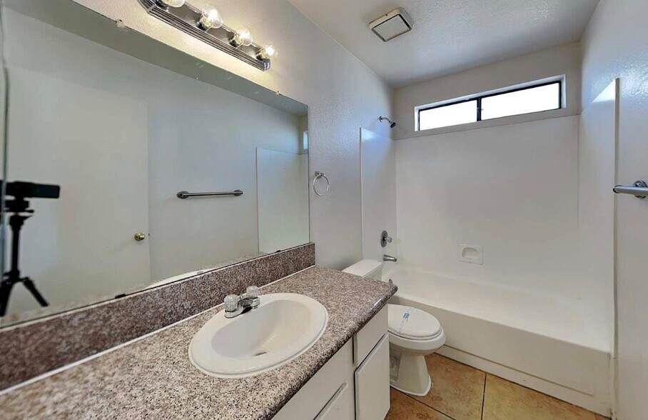 Building Photo - 7543 W Cheryl Dr