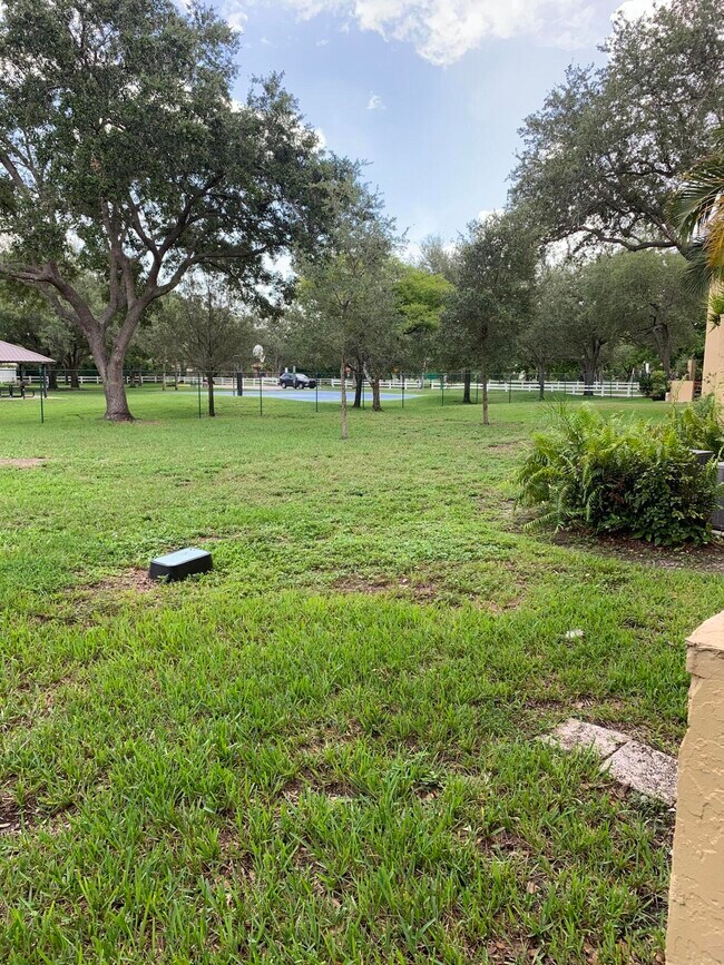 Building Photo - 2015 Coral Ridge Dr