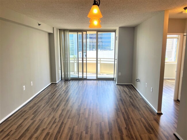 Building Photo - Large 2 Bedroom/1 Bath WITH PARKING