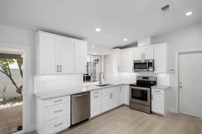 Building Photo - 54140 Avenida Mendoza