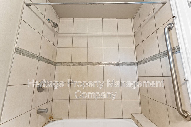 Building Photo - 315 Pool Dr