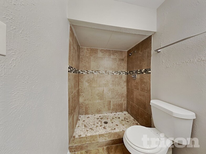 Building Photo - 5030 Ridgecreek Dr