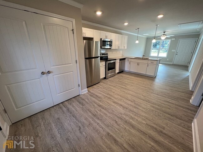 Building Photo - 250 Holly St