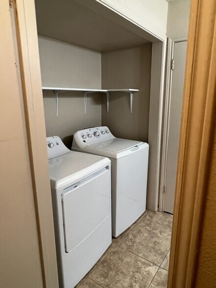 Building Photo - 1007 Spring Loop