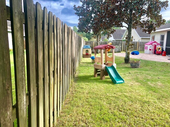 Building Photo - 4BR/2BA in Sorrento with large, fenced-in ...