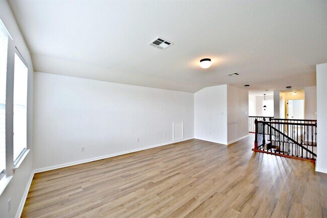 Building Photo - 15012 Fernhill Dr