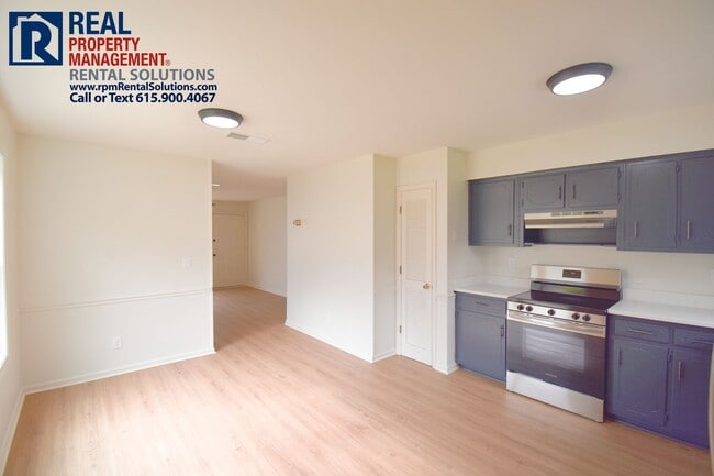 Building Photo - Adorable, updated 2BD 2BA duplex! Washer/dryer included and large fenced-in back yard!