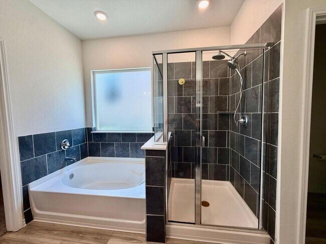 Building Photo - Exceptional 4BR, 3BA Home in Desirable Knox Ridge