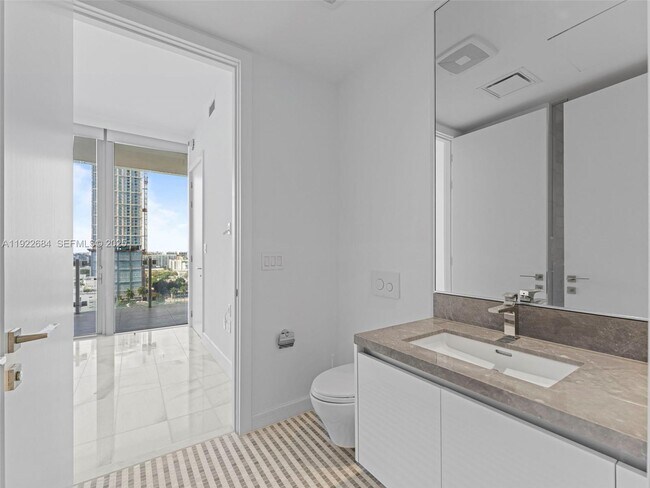 Building Photo - 700 NE 26th Terrace