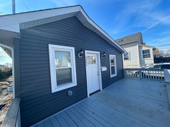 Building Photo - 1602 Heck Ave